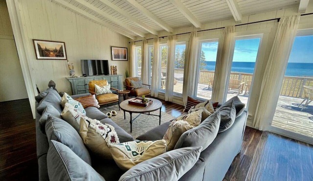 Blissful Beachfront Bungalow. Beach- Hot tub & Sauna-All Weather Dome-Private