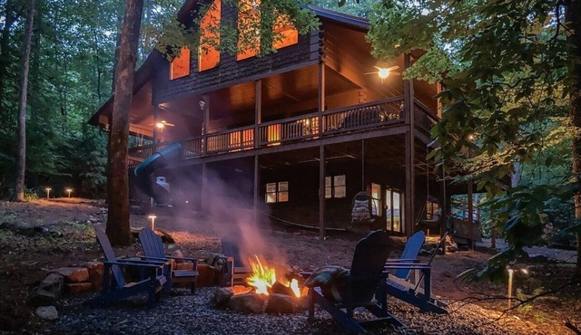 Blissful cabin Retreat -Secluded Hot Tub and Deck Slide