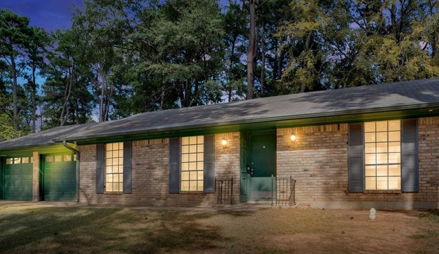Blissful, Cozy, Cute, 3-Bedroom Spacious House, Sleeps 8