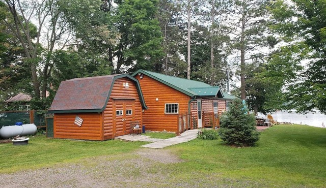 Blissful cozy, year round, lakeside cabin on Butternut Lake. Dogs welcome.