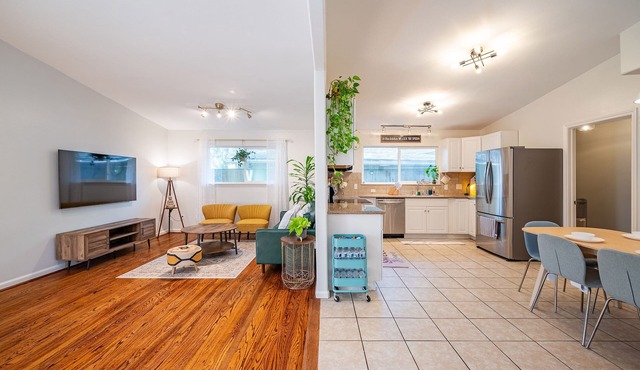 Blissful Houston Get Away~ 4 Bedrooms, 3 Bathrooms