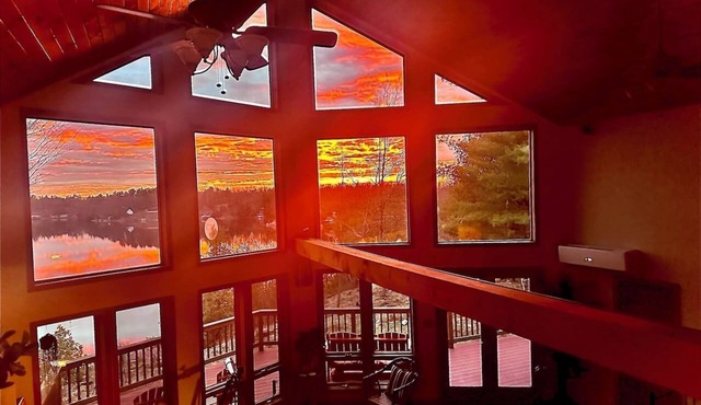 Blissful Lake Cabin 8 acres 2 fireplaces firepit hot tub