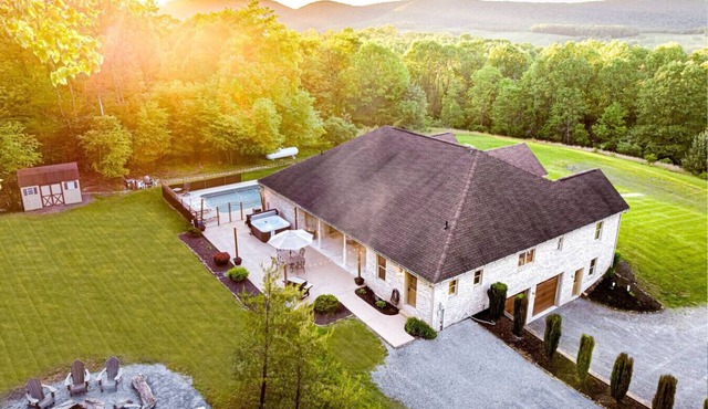 Blissful Mountain Getaway - Manor on 46 acres