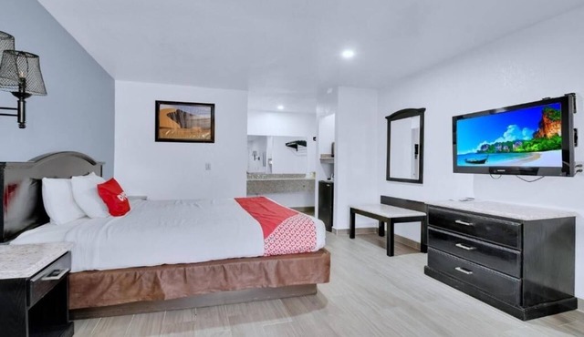 Blissful Room Near Dairy Queen – Pool, Pets Allowed & Parking Included