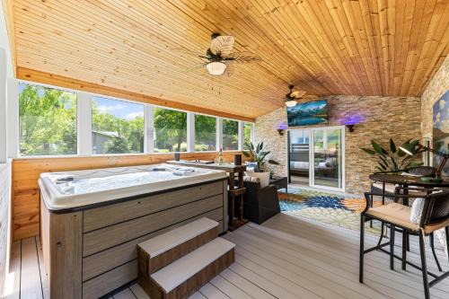 Blissful Serenity - Walk to Lake Milton with Hot Tub