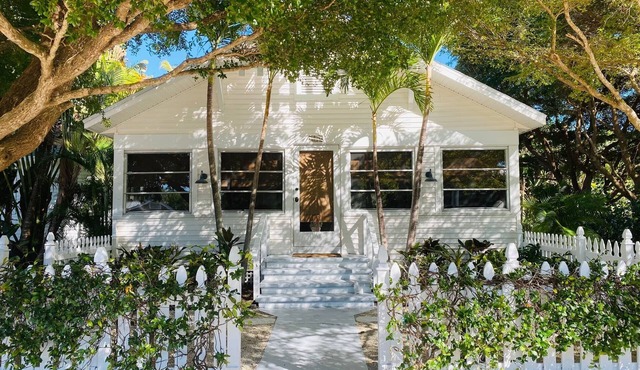 Blissfully Serene Palm Cottage In Town and 2 Blocks from Beach