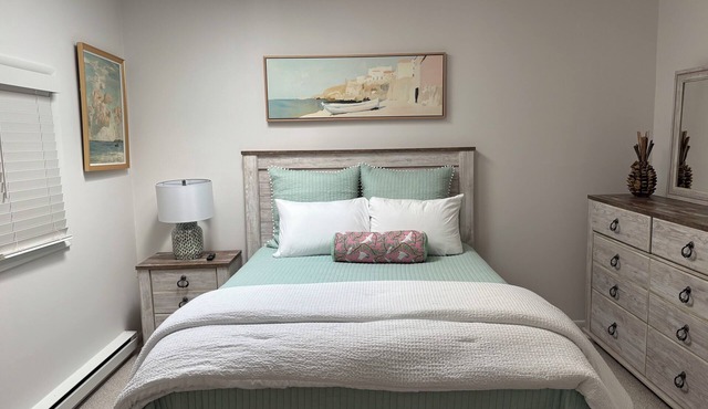 Block from the beach, Sleeps 4/5, family friendly condo in enchanting Ocean City