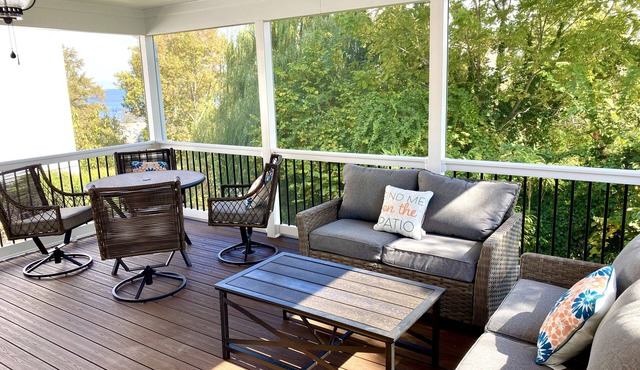 Block to Beach! Fossil Hunting, Hot Tub, Coffee Bar, Screened Deck, 1hr to DC