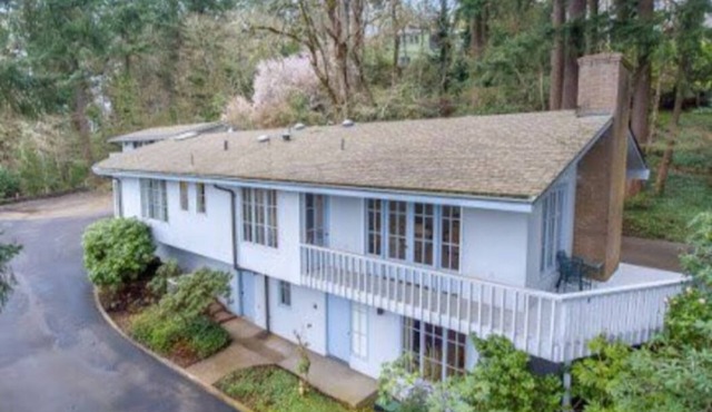 Blocks from the University of Oregon with gorgeous views of the City of Eugene