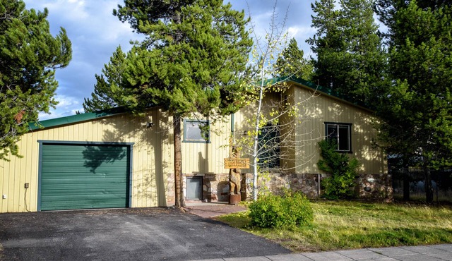 Blocks from Yellowstone! Walk to Shops & Dining! 2 Fireplaces, Gas BBQ! Smart TV