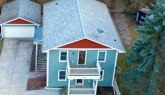 Blocks to Downtown. Charming 3 Bed, Entire House