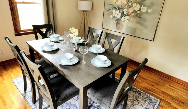 Bloom Bungalow/Charming 2-bedroom house, pet friendly, 7 blks to Mayo Clinic
