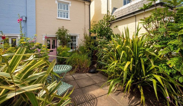 Bloom Cottage - sleeps 2 guests in 1 bedroom