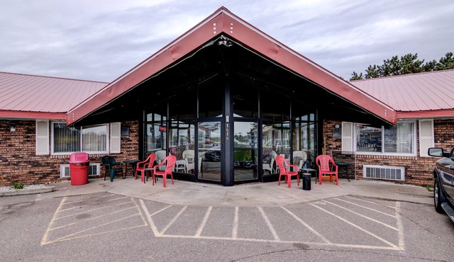 Bloomer Inn & Suites