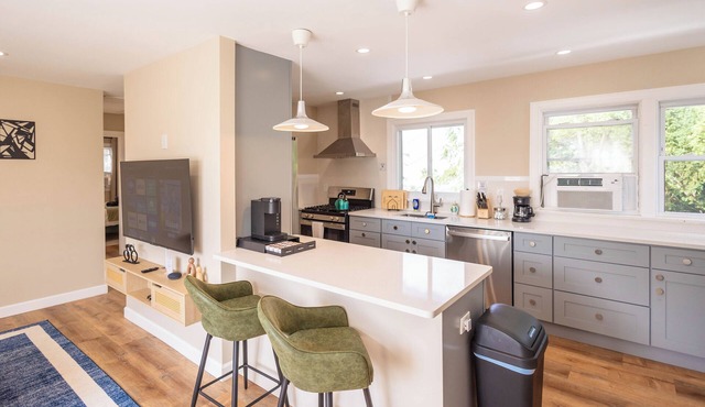 Bloomfield 2 Bed, Laundry In-Unit, Pets OK, Parking, Separate Entrance, Safe