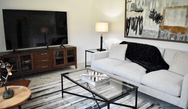 Bloomfield Hills Modern, Luxurious Ranch, 1900 Sq Ft, 3 Bedroom/2.5 Bath + Patio