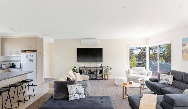 Bloomfield Vistas - 1 minute walk to the beach