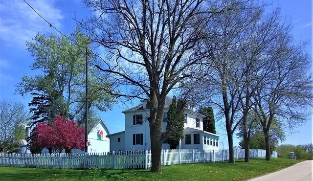 Bloomin Pickets Farmhouse Stay OR Ladies Craft Retreat!