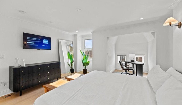 Bloomingdale Luxury Stay | Designer 5BR Townhouse