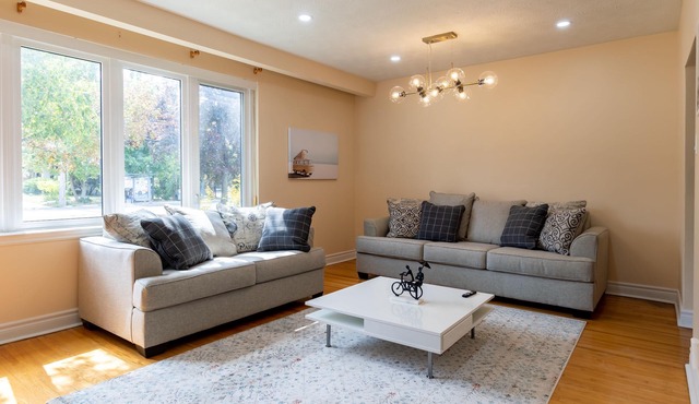 Bloor Paradise - 4 bed/2 bath + Parking & Wi-fi