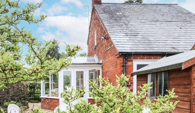 BLOSSOM'S COTTAGE, pet friendly, with a garden in Shawbury