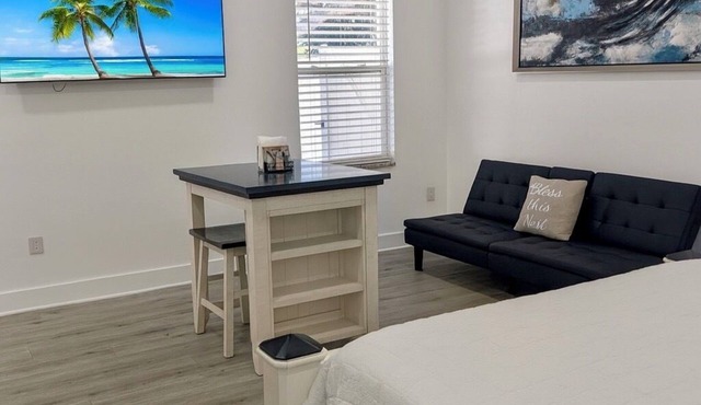 Blossom Suite by Tampa Bay Hotspots & Airport!