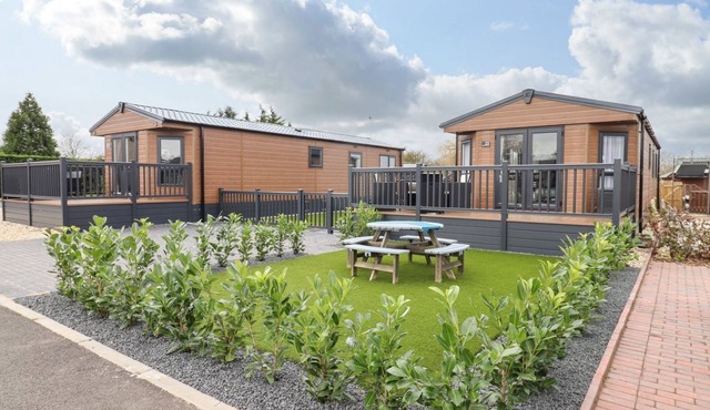 BLOSSOM VALE LODGE, pet friendly, with a garden in Evesham