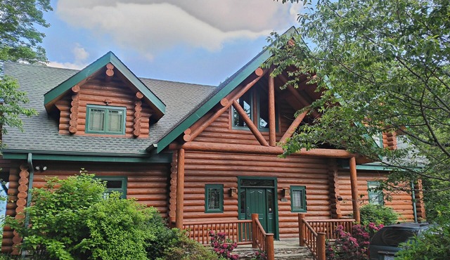 Blowing Rock Fabulous Log Cabin with Great Views. Upscale newer large home
