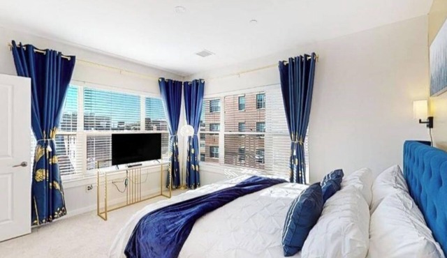 Blue 2 Bed 2 Bath Executive Suite Near Train # 305