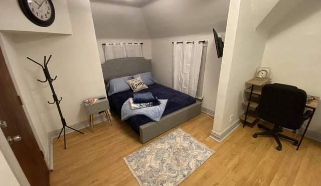 Blue#2: Cozy, private Midtown studio
