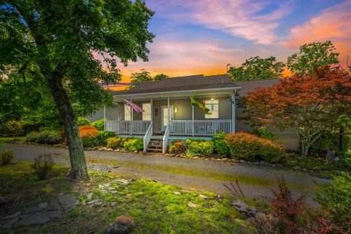 Blue Badger Cottage -Wifi, Fire Pit, Fireplace, Screen Porch, Game Room, King Bed, Grill