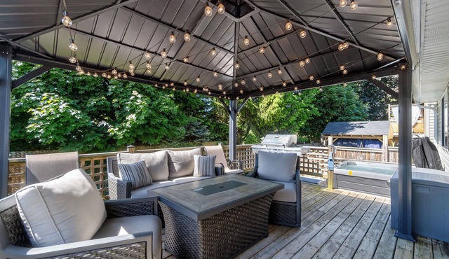 Blue Barrel Beach House - Family, Friendly Luxurious Stay w/Hot Tub & Much More!