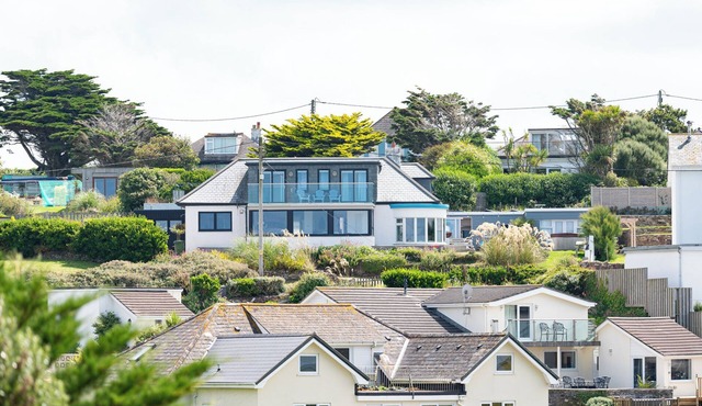 BLUE BAY BEACH HOUSE, pet friendly, with hot tub in Mawgan Porth