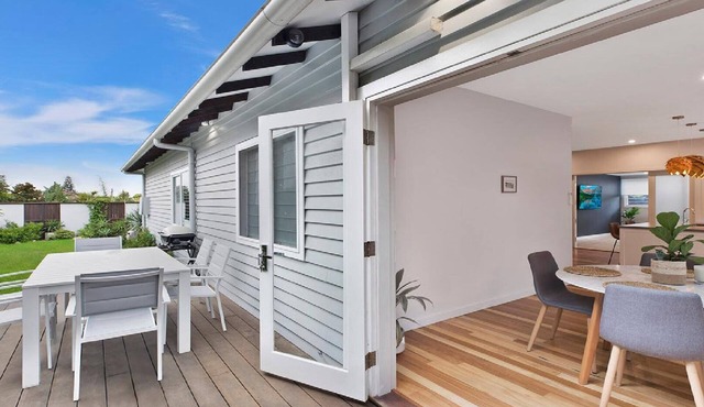 BLUE BAY COTTAGE - FAMILY FRIENDLY, WALK TO BEACH