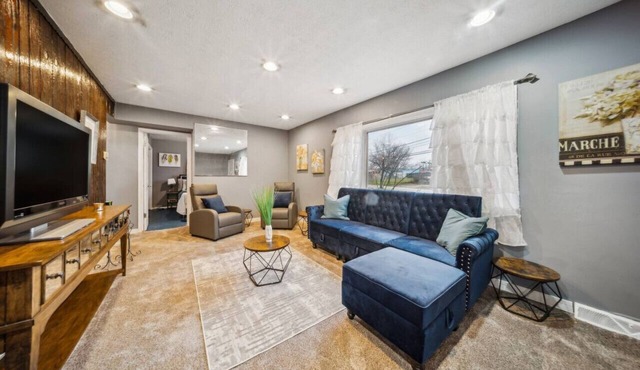 Blue Bayou 3 bedroom 2 bath in South Cleveland king bed up to 8 guests
