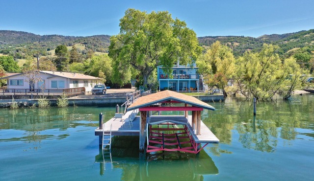 Blue Bayou- Angler's Paradise with boat lift! A lakefront Paradise!