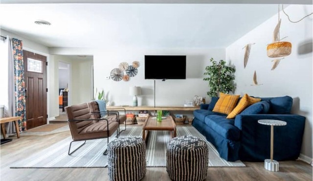 Blue Beach Cottage - 5 Minute Walk to Private Beach!