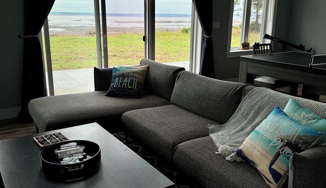 Blue Beach House by the Bay. Waterfront with pool table and fast wifi.