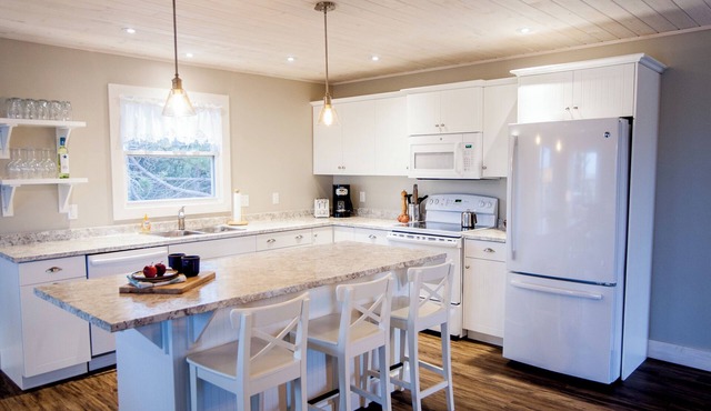 Blue Beach House - Walk to beach, AC, newly renovated, family approved!