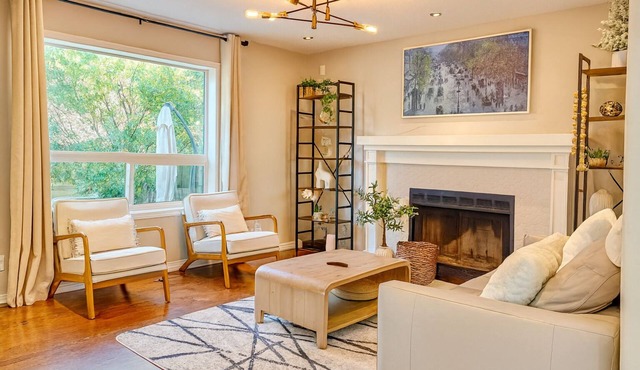 Blue-bell Cottage w/Garage, Fireplace & Backyard