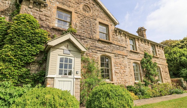 BLUE BELL, pet friendly, luxury holiday cottage in Colerne