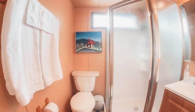Blue Belle -Cozy Hot Spring Vintage Camper