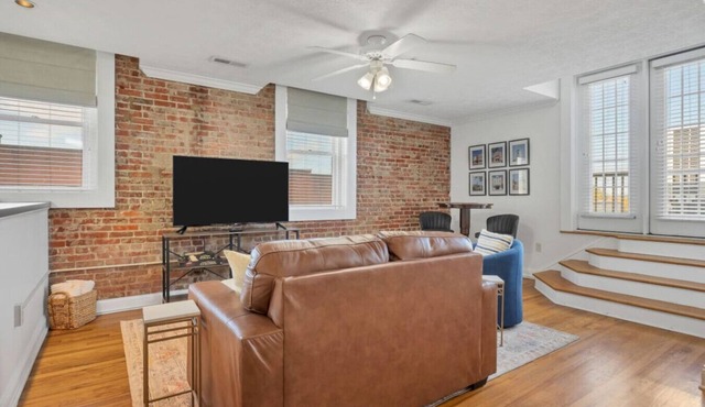 Blue Bella a Downtown Maryville Loft