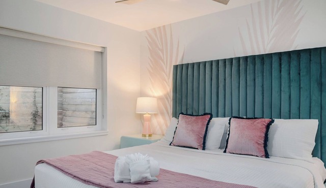 Blue Bird Apartment-Full Kitchen-5 min walk to beach!