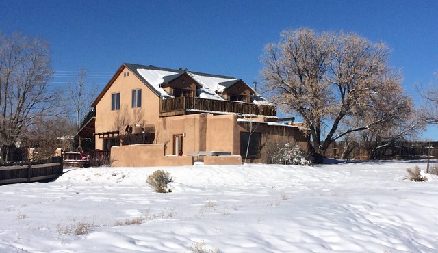 Blue Bird Farm - Spacious Stylish 5 bed/3 bath Taos Farmhouse with AC