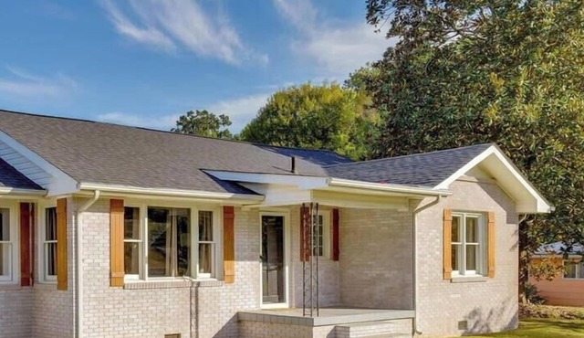 Blue Bird Spur Outdoor dinning, fire pit, & games!