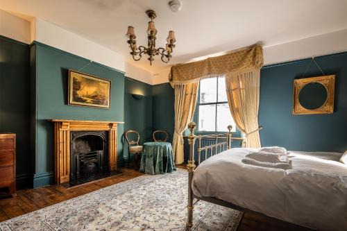 Blue Bliss - Sumptuous, Period Apartment