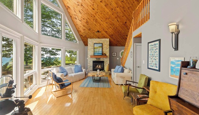 Blue Bluff Beauty - King Bed, Private Lake Access