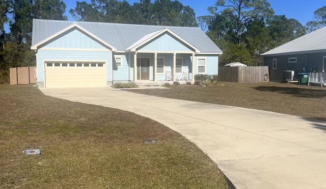 Blue Breeze | Cozy 3BR Retreat with Fenced Yard & Beach Gear Credit