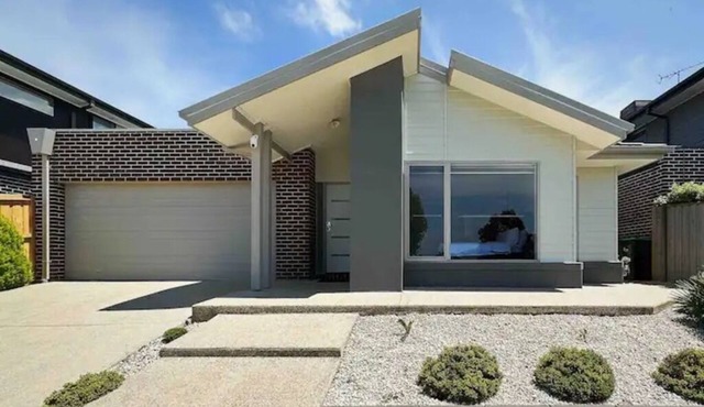 "Blue Breeze " Luxury Home at Torquay